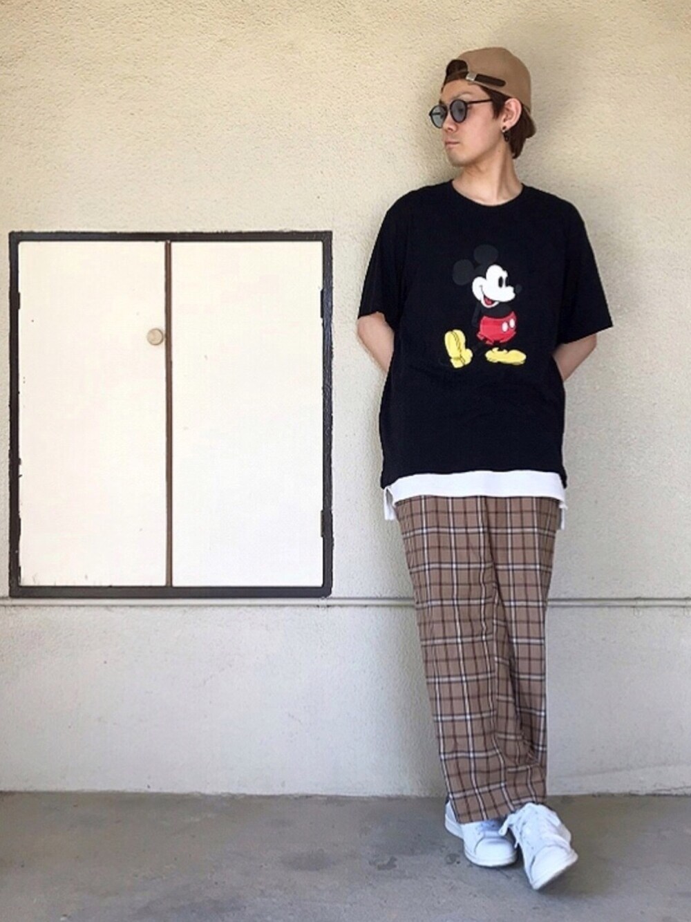 ブラック系のTシャツ/カットソー、ホワイト系のタンクトップ、ベージュ系のその他パンツを着用したメンズの夏コーディネートの1枚目の写真