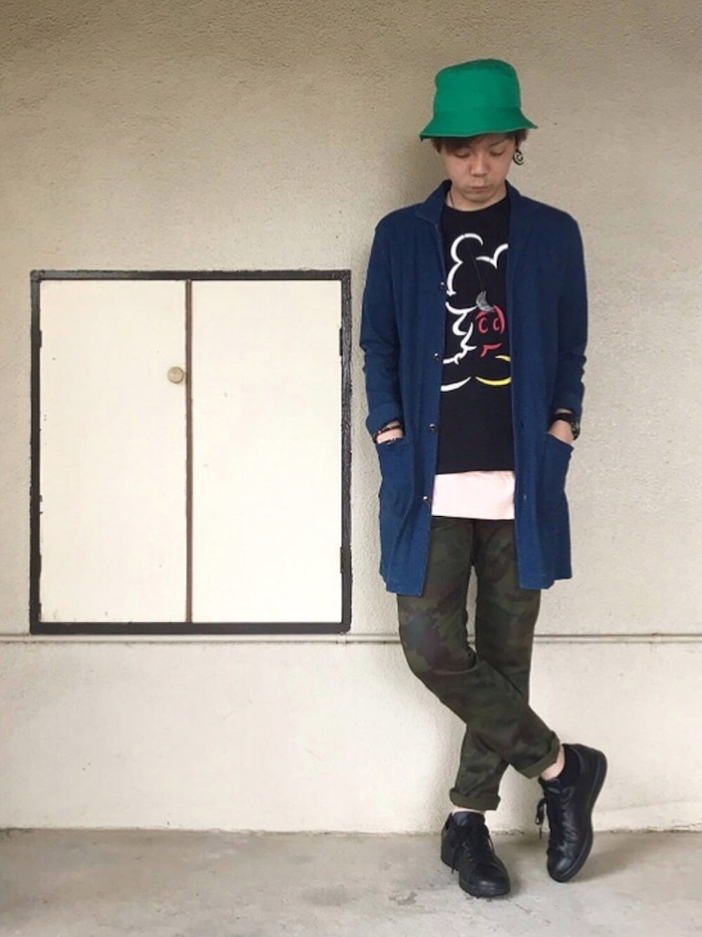 ブラック系のスニーカー、グリーン系のパンツ、ピンク系のタンクトップを着用したメンズの夏コーディネートの1枚目の写真