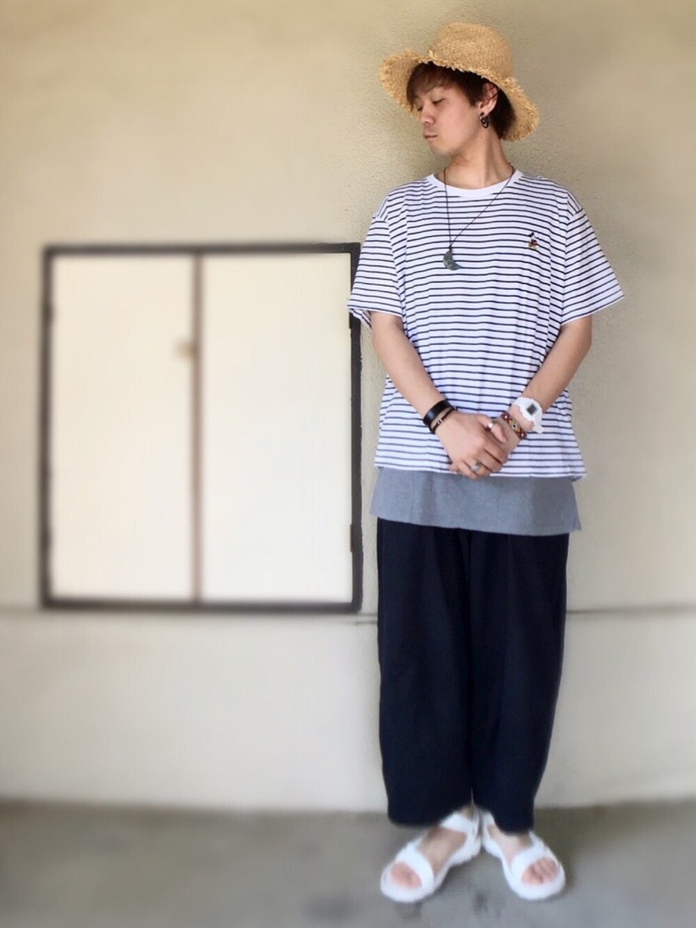 ホワイト系のTシャツ/カットソー、グレー系のタンクトップ、ブルー系のその他パンツを着用したメンズの夏コーディネートの1枚目の写真