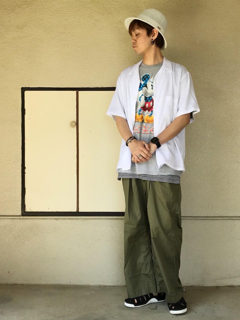 ホワイト系のシャツ/ブラウス、グレー系のTシャツ/カットソー、その他のタンクトップを着用したメンズの夏コーディネートの1枚目の写真
