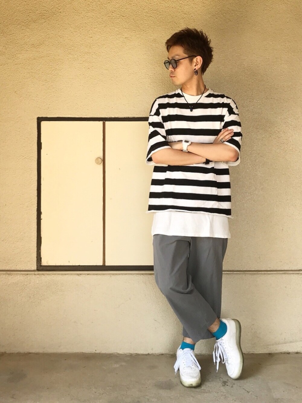 ブラック系のTシャツ/カットソー、ホワイト系のタンクトップ、グレー系のその他パンツを着用したメンズの夏コーディネートの1枚目の写真