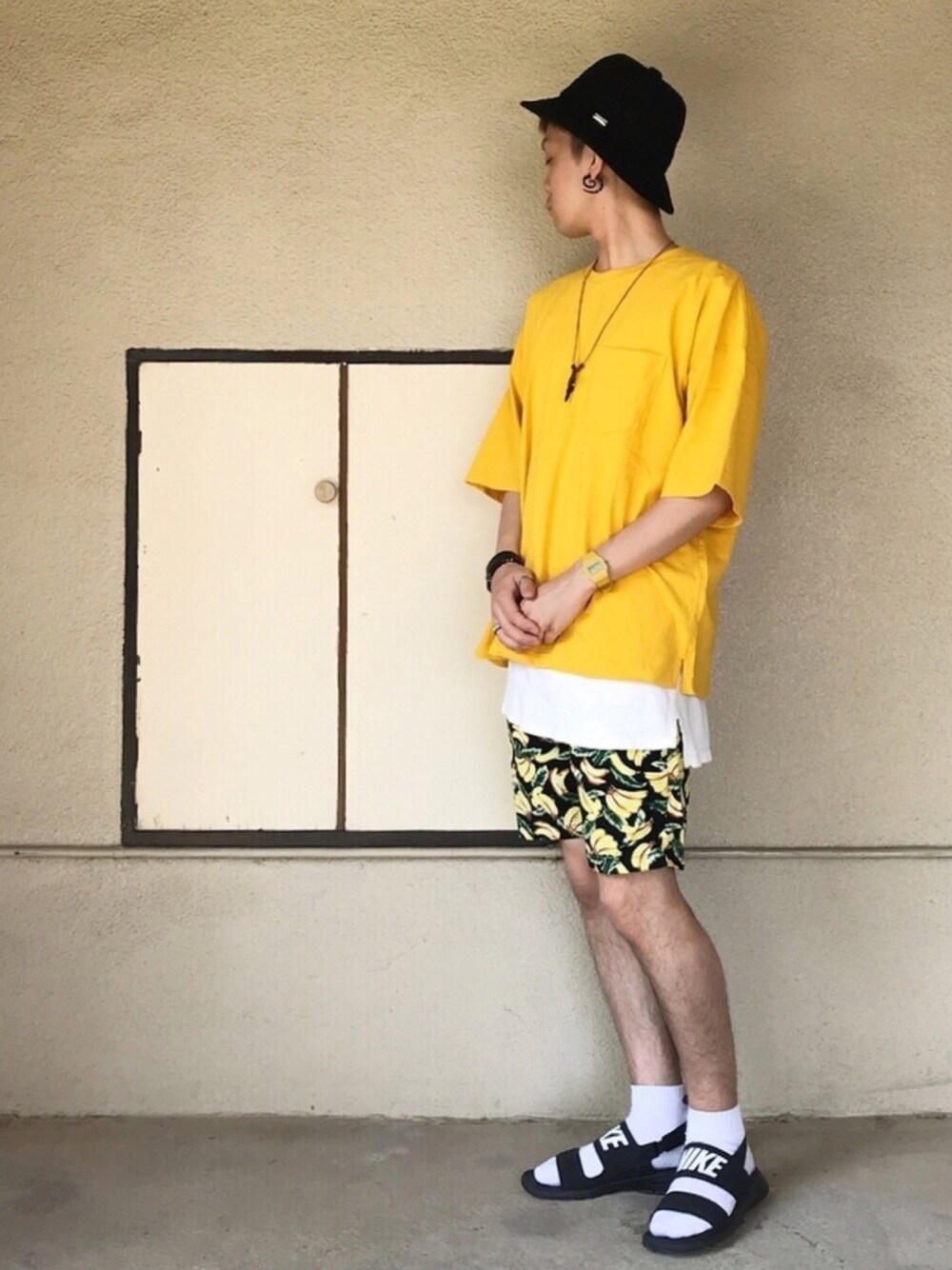 イエロー系のTシャツ/カットソー、ホワイト系のタンクトップ、その他のパンツを着用したメンズの夏コーディネートの1枚目の写真