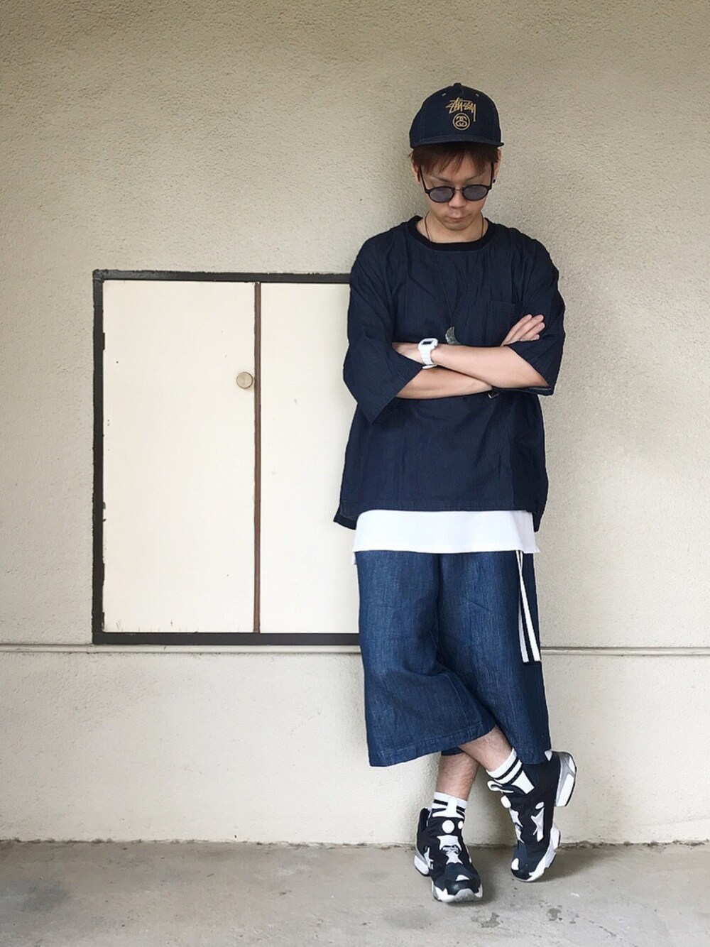 ブルー系のTシャツ/カットソー、ホワイト系のタンクトップ、ブルー系のデニムパンツを着用したメンズの夏コーディネートの1枚目の写真