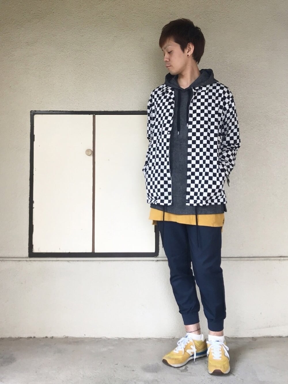 その他のジャケット/アウター、グレー系のパーカー、イエロー系のタンクトップを着用したメンズの夏コーディネートの1枚目の写真