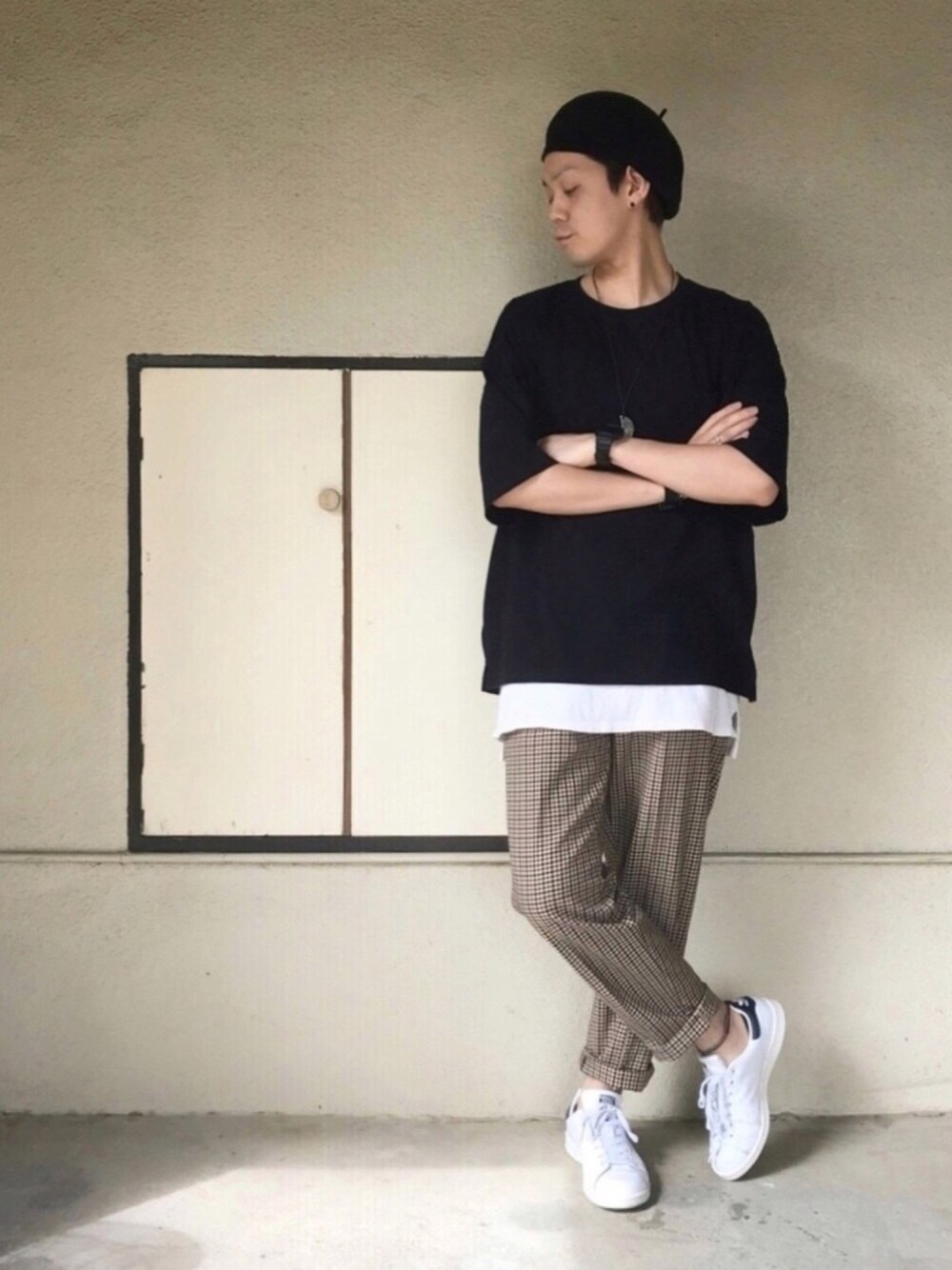 ブラック系のTシャツ/カットソー、ホワイト系のタンクトップ、ベージュ系のパンツを着用したメンズの秋コーディネートの1枚目の写真