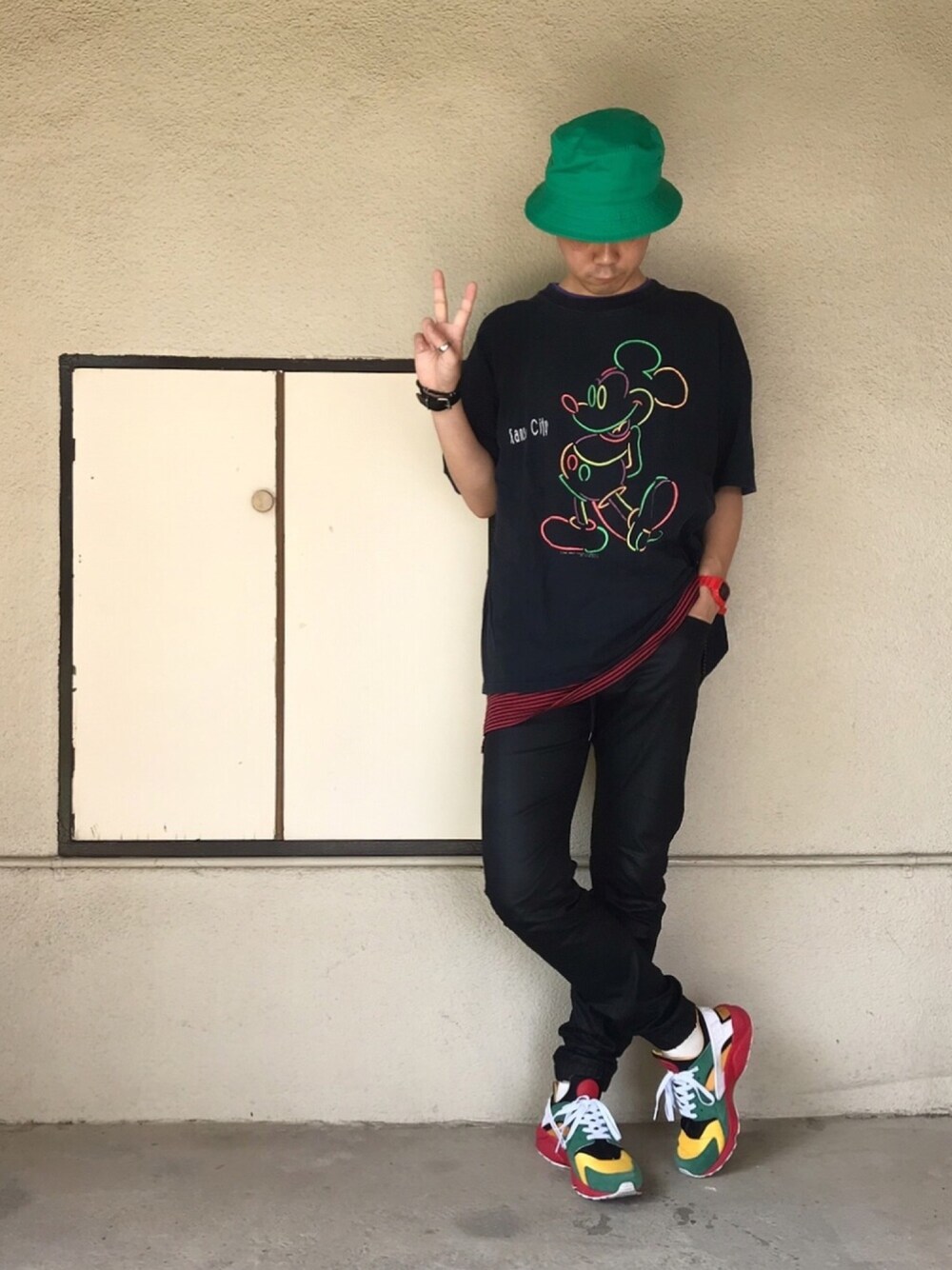 ブラック系のTシャツ/カットソー、レッド系のタンクトップ、ブラック系のデニムパンツを着用したメンズの秋コーディネートの1枚目の写真