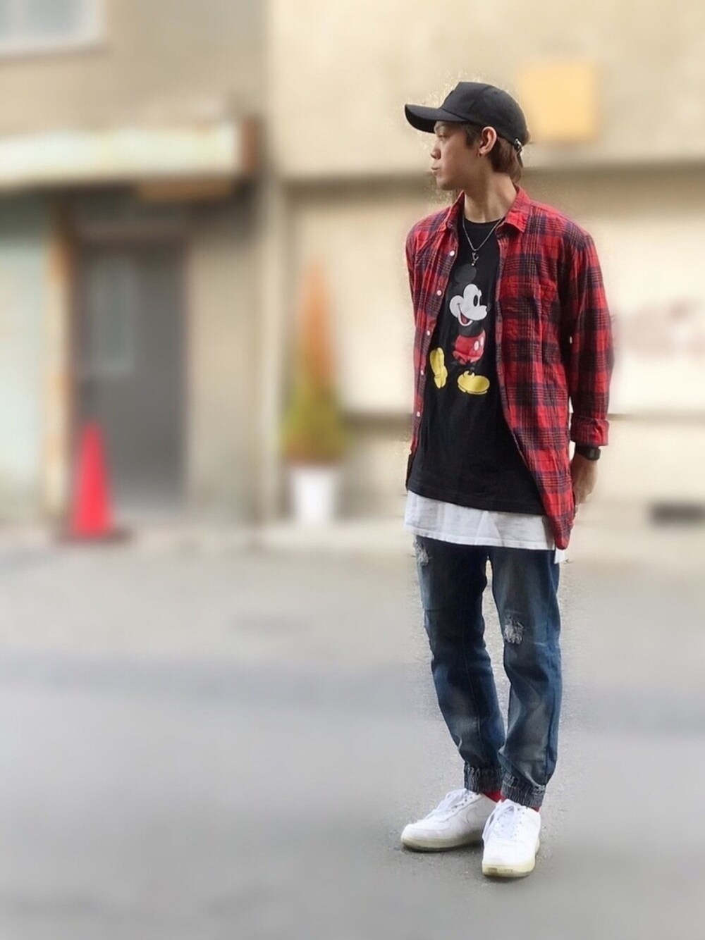 レッド系のシャツ/ブラウス、ブラック系のTシャツ/カットソー、ホワイト系のタンクトップを着用したメンズの秋コーディネートの1枚目の写真