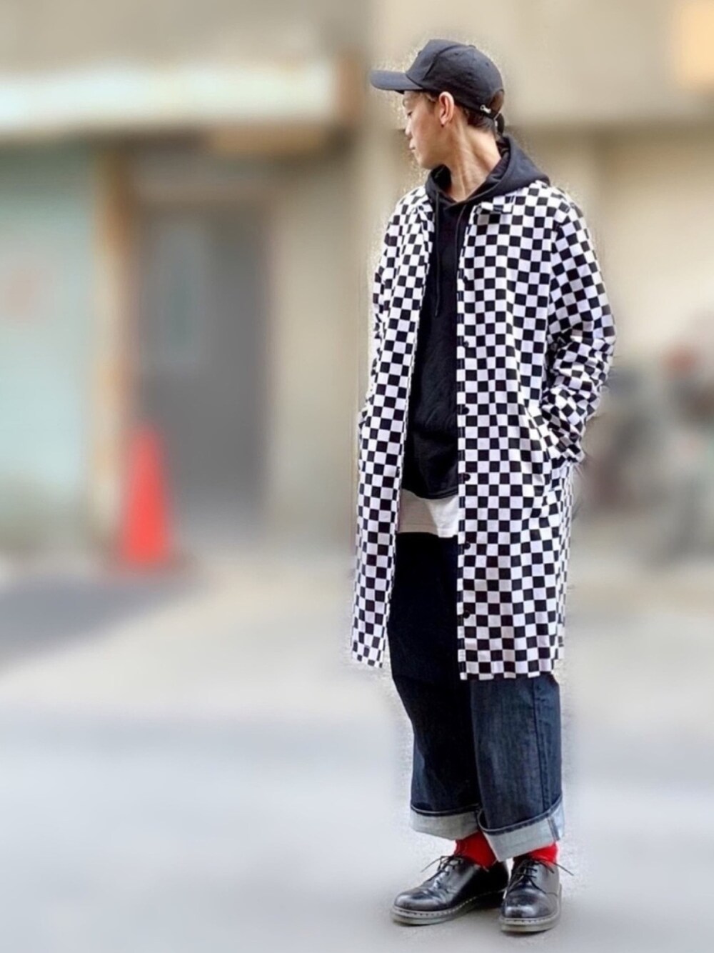 ブラック系のブーツ、ブルー系のデニムパンツ、ホワイト系のタンクトップを着用したメンズの秋コーディネートの1枚目の写真