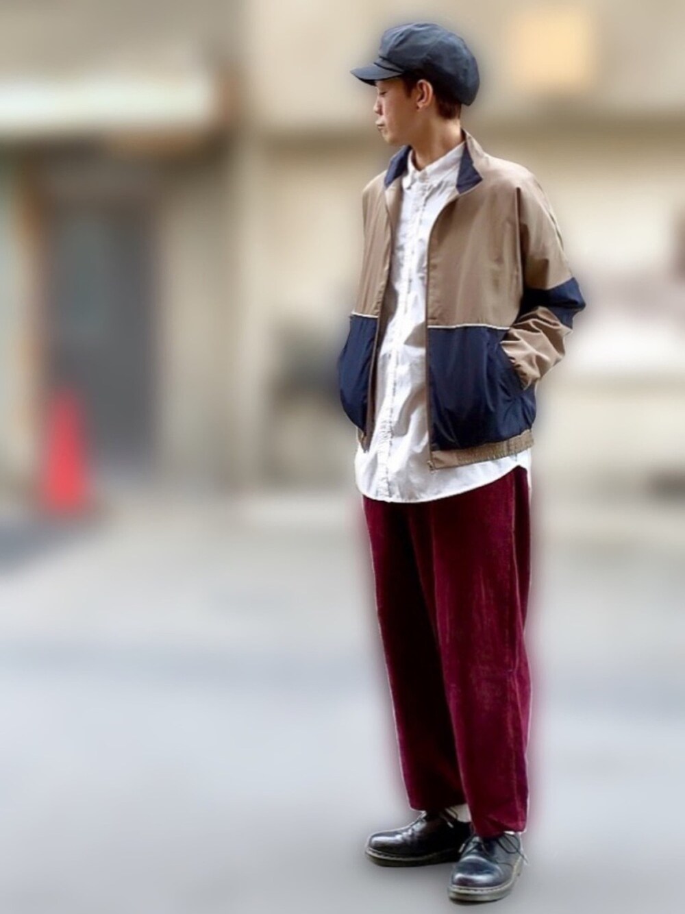 ブラック系のブーツ、レッド系のその他パンツ、ホワイト系のシャツ/ブラウスを着用したメンズの秋コーディネートの1枚目の写真