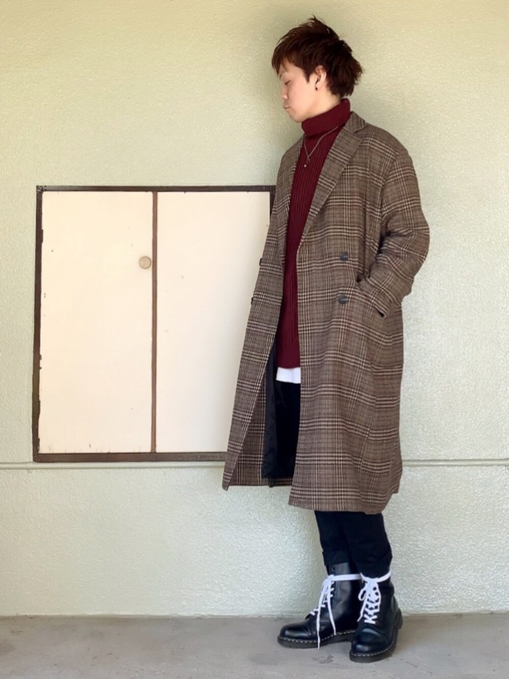 ブラック系のブーツ、ブラック系のパンツ、ホワイト系のTシャツ/カットソーを着用したメンズの秋コーディネートの1枚目の写真