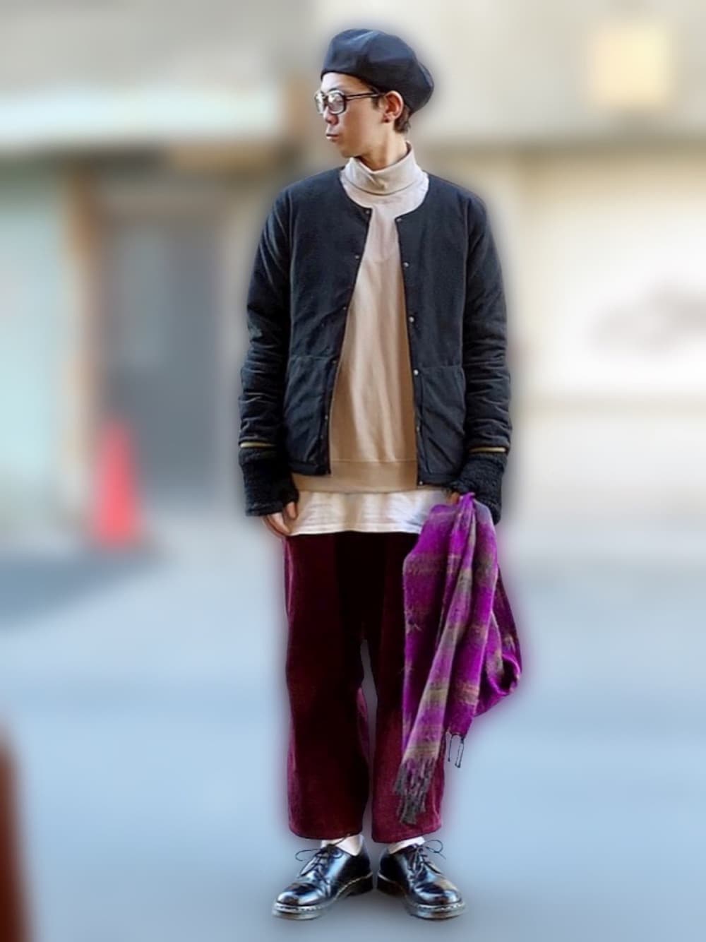 ブラック系のブーツ、レッド系のその他パンツ、ホワイト系のTシャツ/カットソーを着用したメンズの冬コーディネートの1枚目の写真