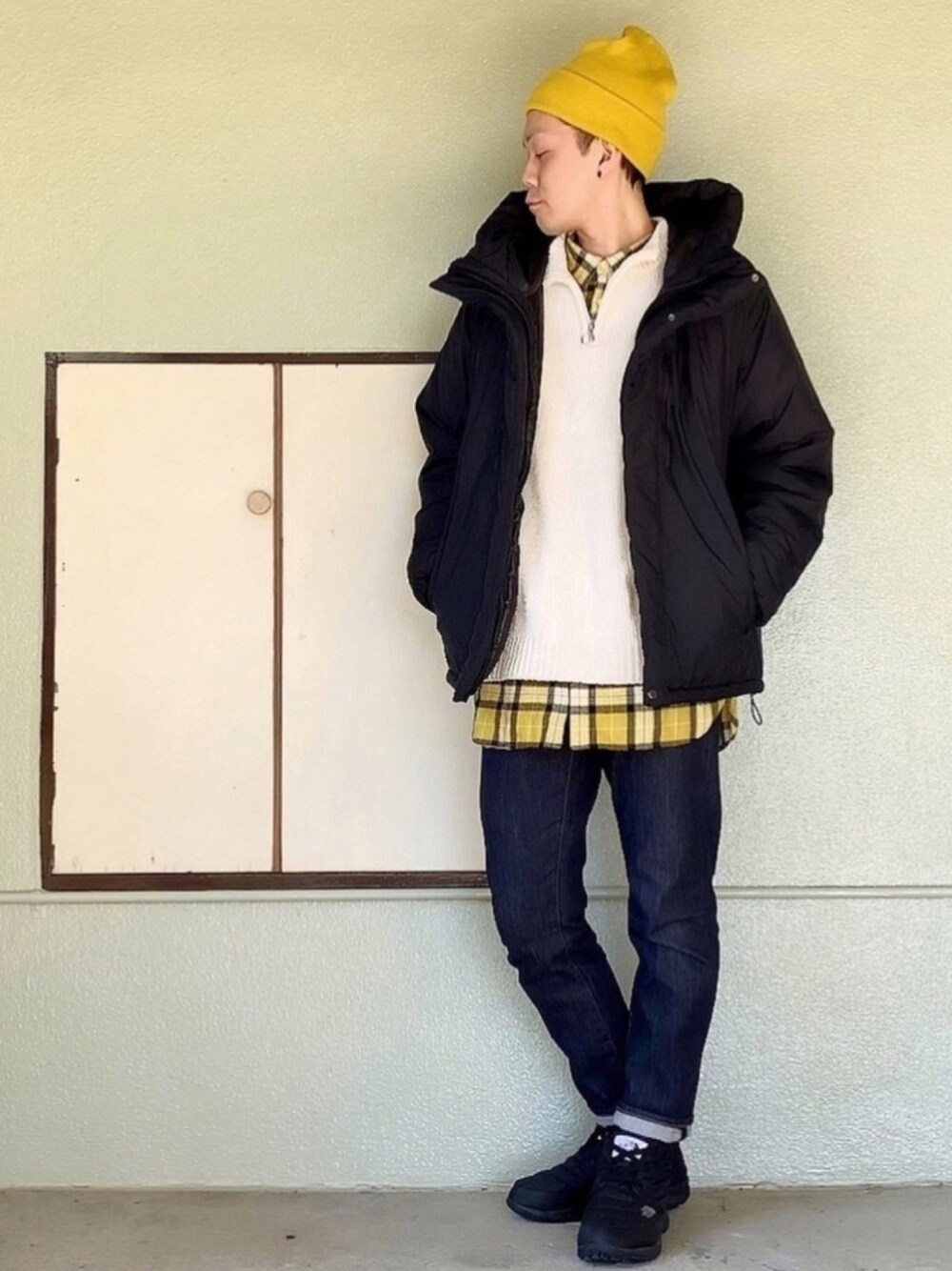 ブラック系のその他シューズ、ブルー系のデニムパンツ、イエロー系のシャツ/ブラウスを着用したメンズの冬コーディネートの1枚目の写真