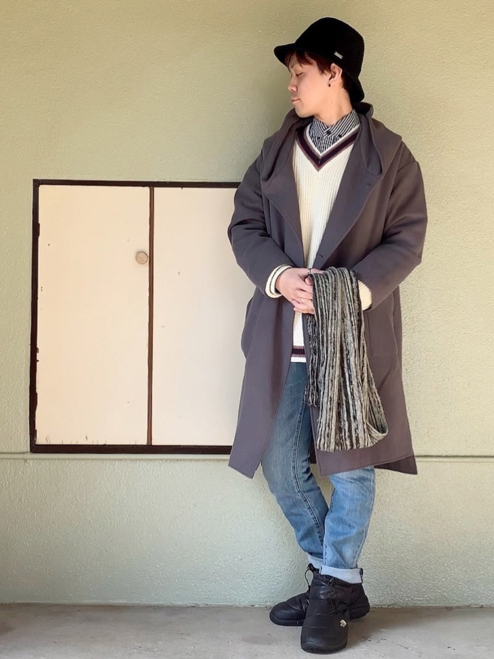 ブラック系のブーツ、ブルー系のデニムパンツ、ブラック系のシャツ/ブラウスを着用したメンズの冬コーディネートの1枚目の写真