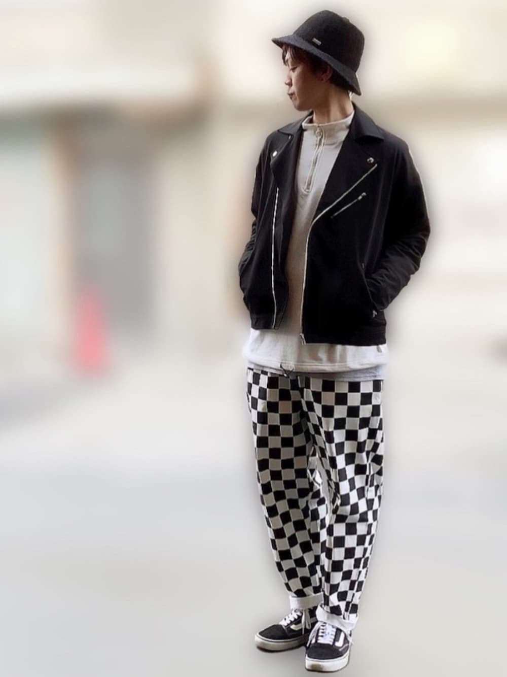 ブラック系のスニーカー、ブラック系のその他パンツ、グレー系のTシャツ/カットソーを着用したメンズの冬コーディネートの1枚目の写真