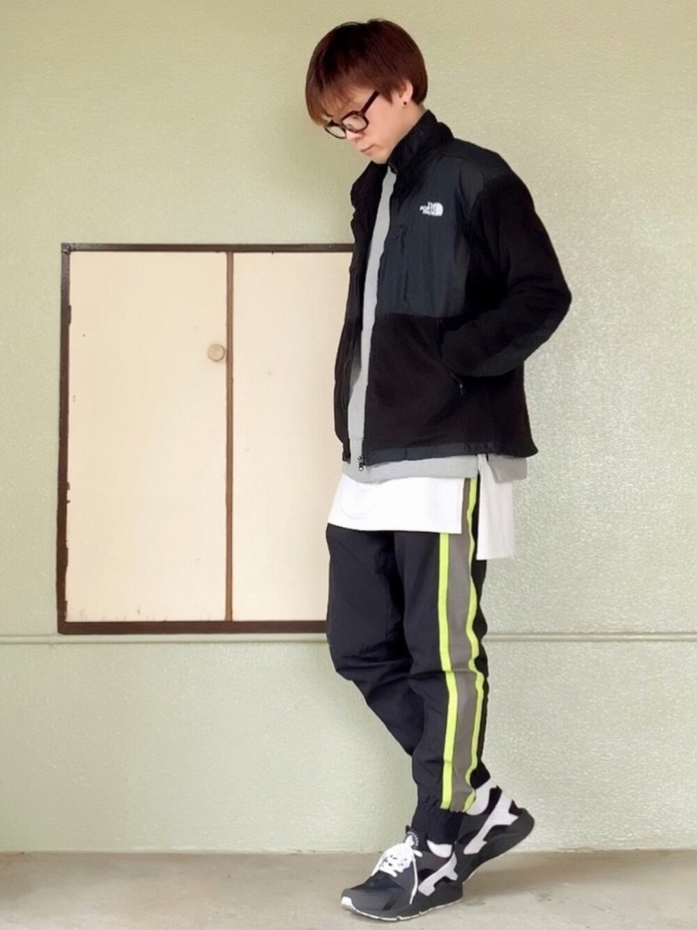 ブラック系のスニーカー、ブラック系のパンツ、ホワイト系のTシャツ/カットソーを着用したメンズの春コーディネートの1枚目の写真