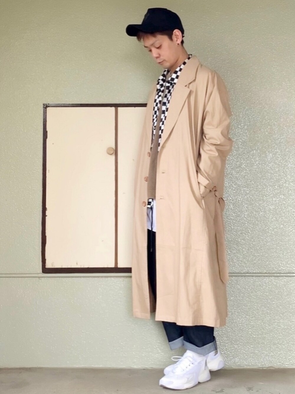 ホワイト系のスニーカー、ブルー系のデニムパンツ、ホワイト系のTシャツ/カットソーを着用したメンズの春コーディネートの1枚目の写真