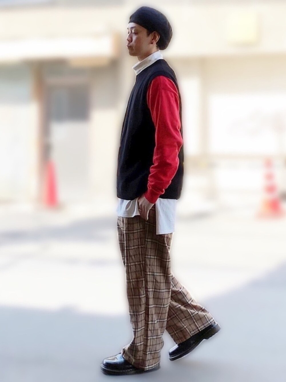 ブラック系のブーツ、ベージュ系のその他パンツ、ホワイト系のTシャツ/カットソーを着用したメンズの春コーディネートの1枚目の写真