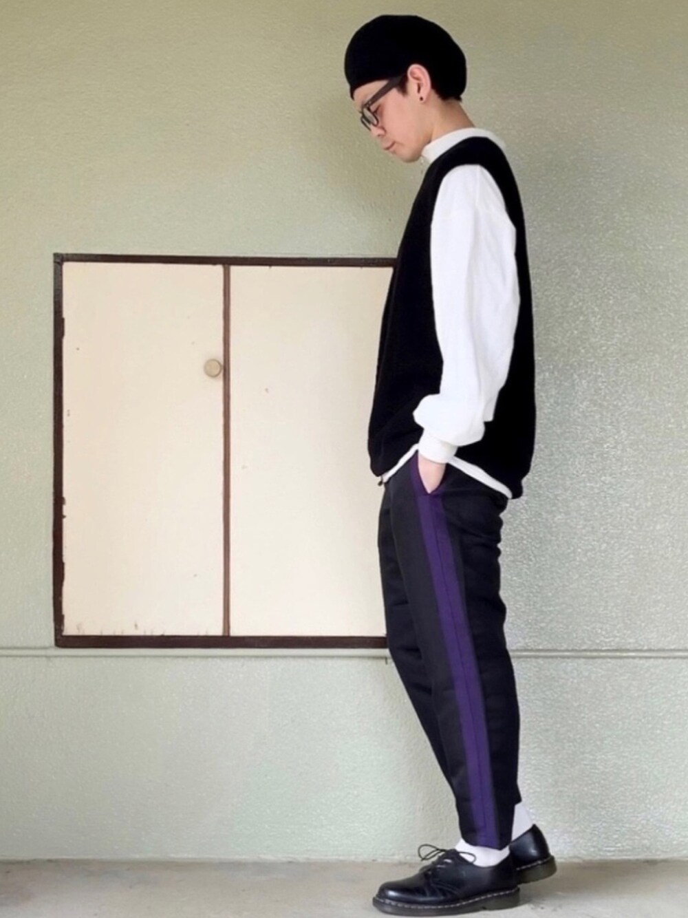 ブラック系のブーツ、ブラック系のその他パンツ、ホワイト系のスウェットを着用したメンズの春コーディネートの1枚目の写真