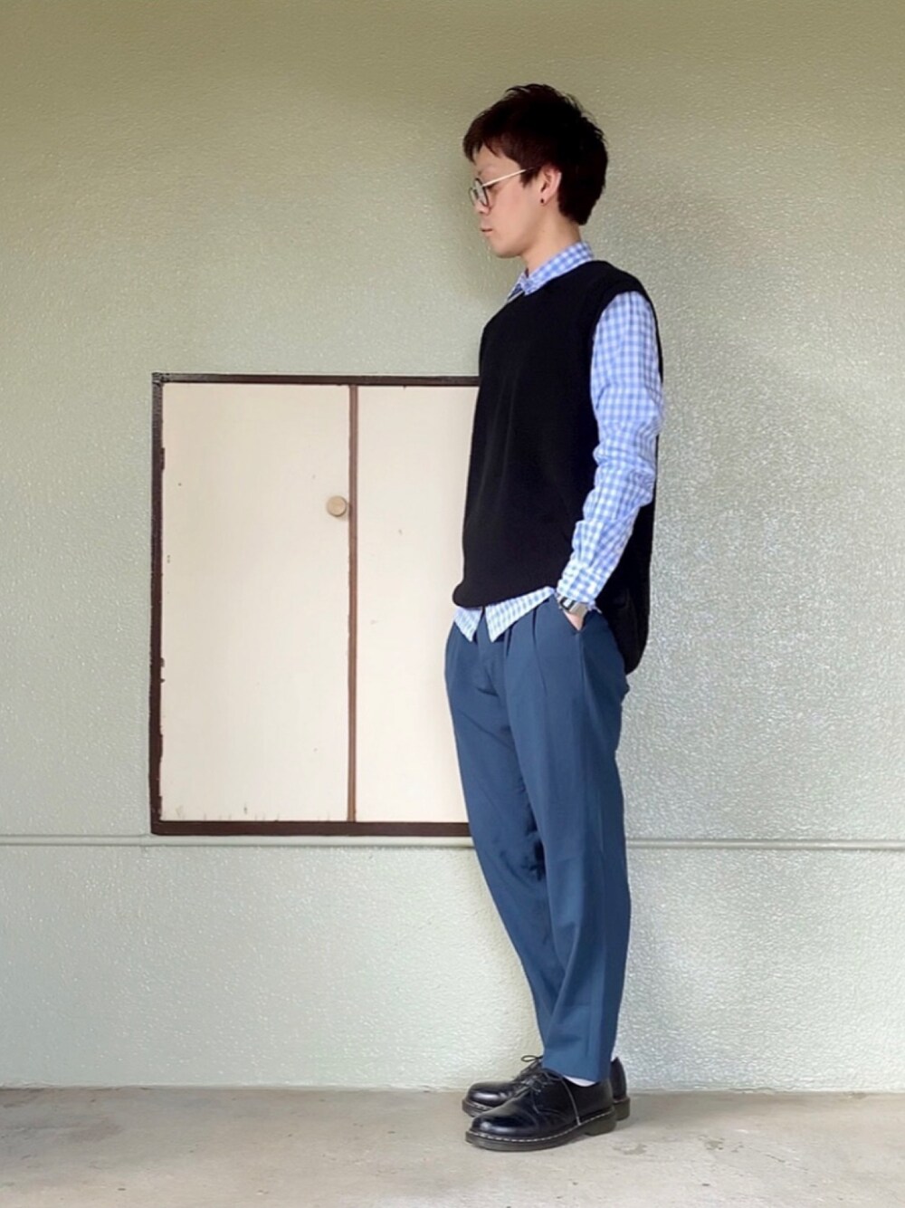 ブラック系のブーツ、ブルー系のその他パンツ、ブルー系のシャツ/ブラウスを着用したメンズの春コーディネートの1枚目の写真