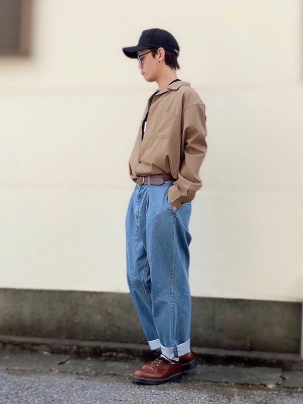 ブラウン系のシューズ、ブルー系のデニムパンツ、ホワイト系のTシャツ/カットソーを着用したメンズの春コーディネートの1枚目の写真