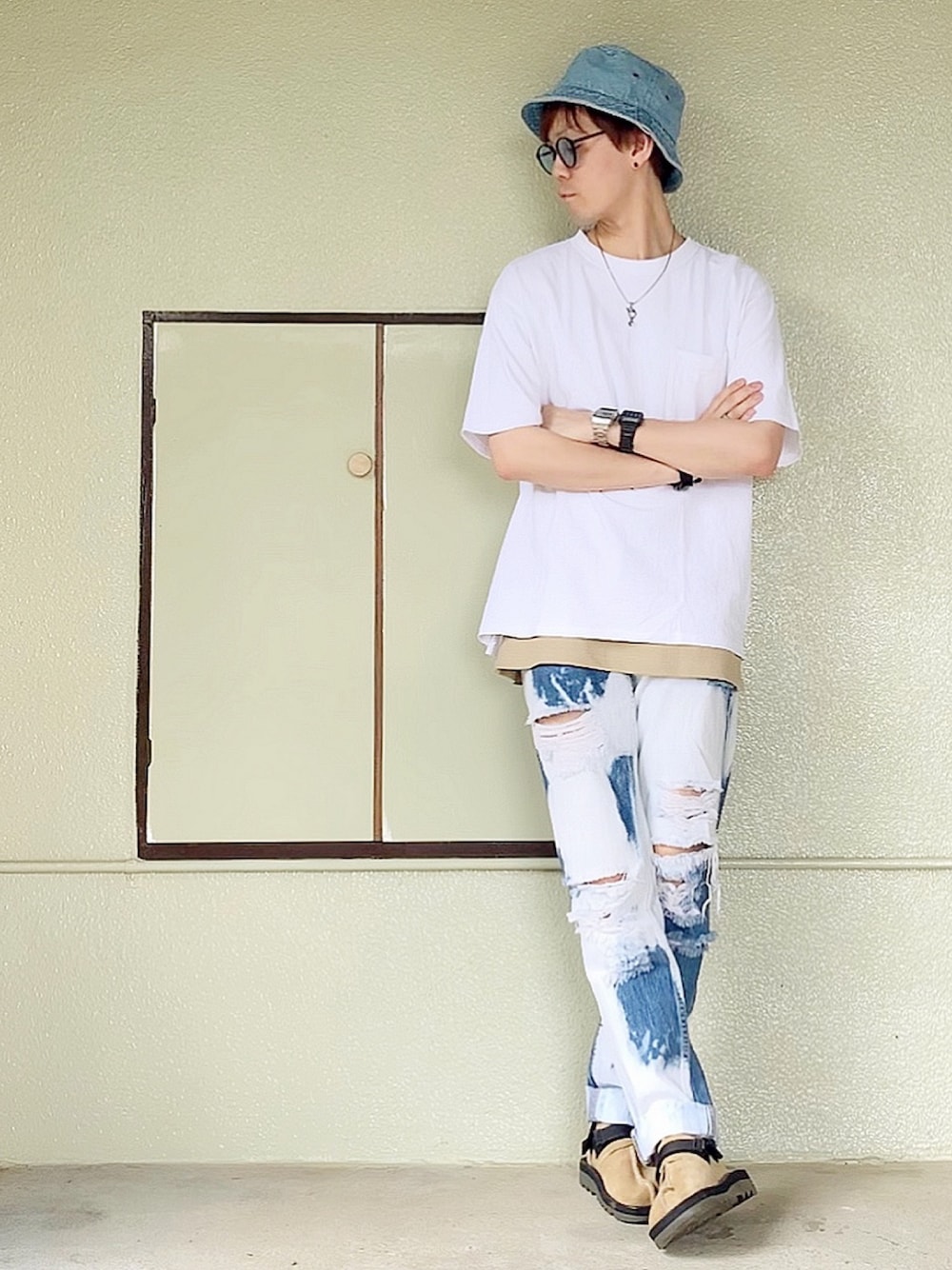 ベージュ系のサンダル、その他のデニムパンツ、ベージュ系のTシャツ/カットソーを着用したメンズの夏コーディネートの1枚目の写真