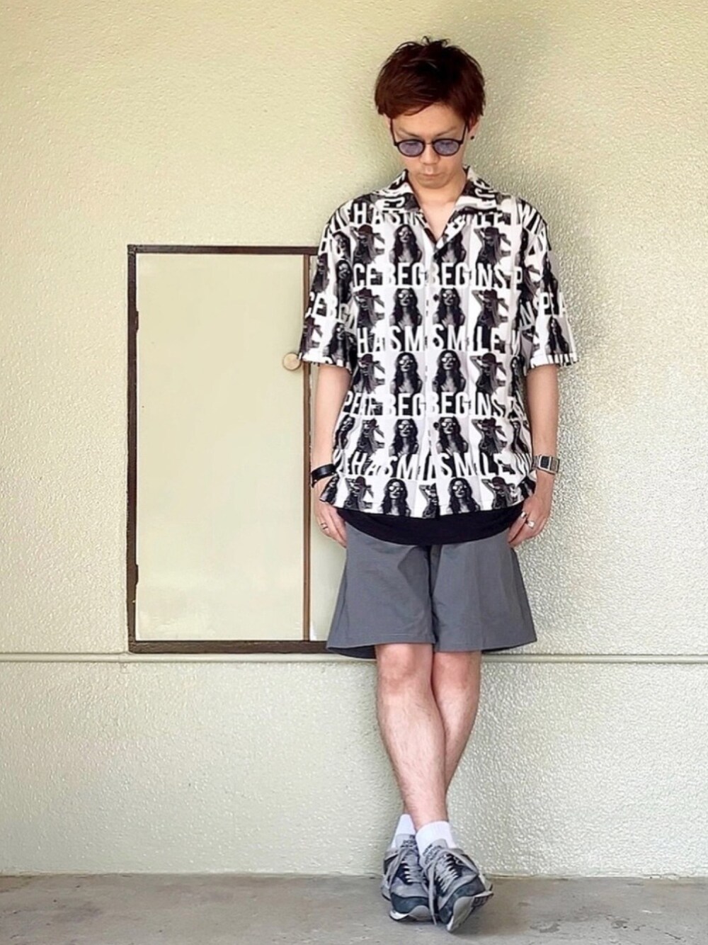 ブラック系のスニーカー、グレー系のパンツ、ブラック系のタンクトップを着用したメンズの夏コーディネートの1枚目の写真