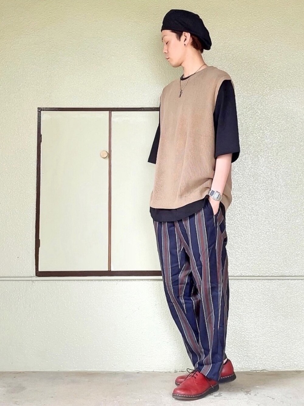 レッド系のブーツ、レッド系のその他パンツ、ブラック系のTシャツ/カットソーを着用したメンズの夏コーディネートの1枚目の写真