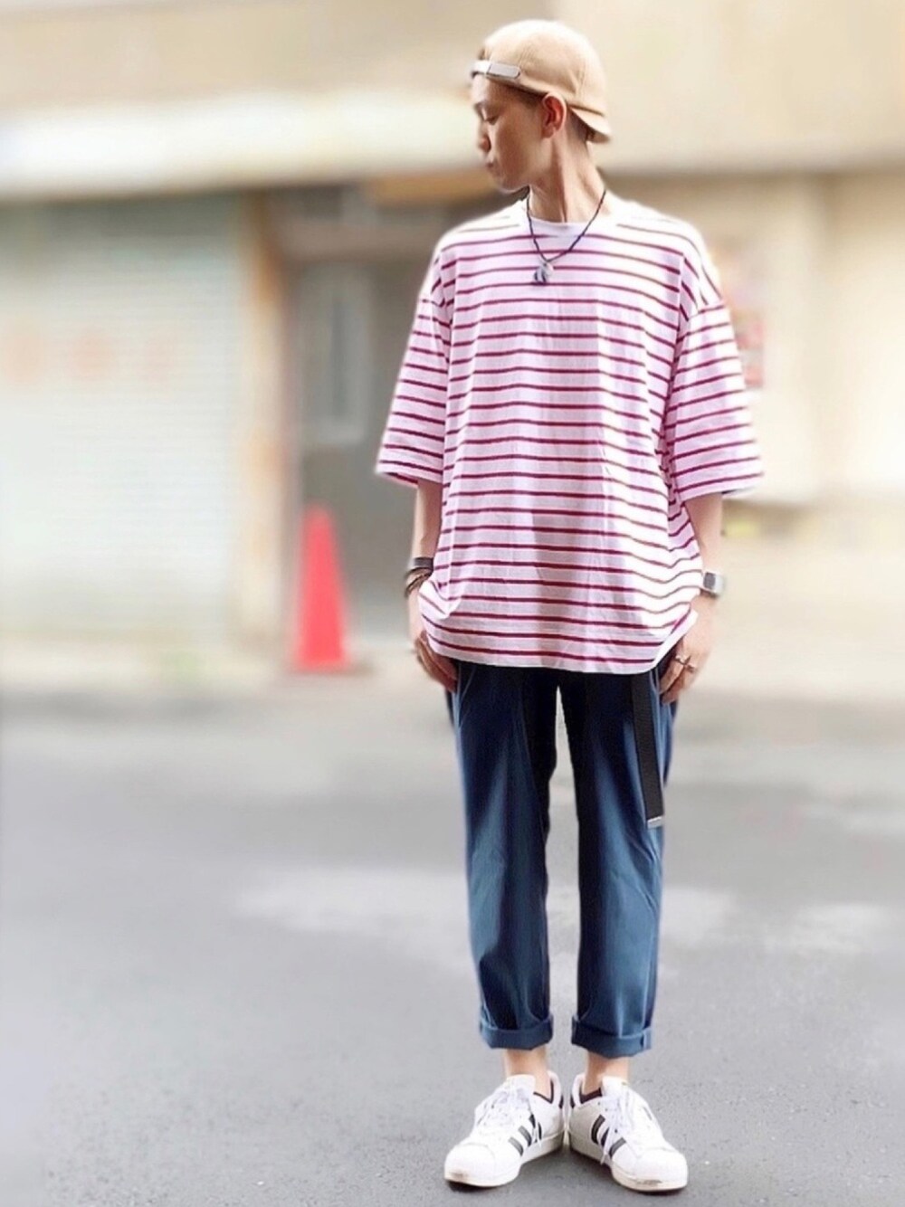 ホワイト系のスニーカー、ブルー系のその他パンツ、ホワイト系のTシャツ/カットソーを着用したメンズの夏コーディネートの1枚目の写真