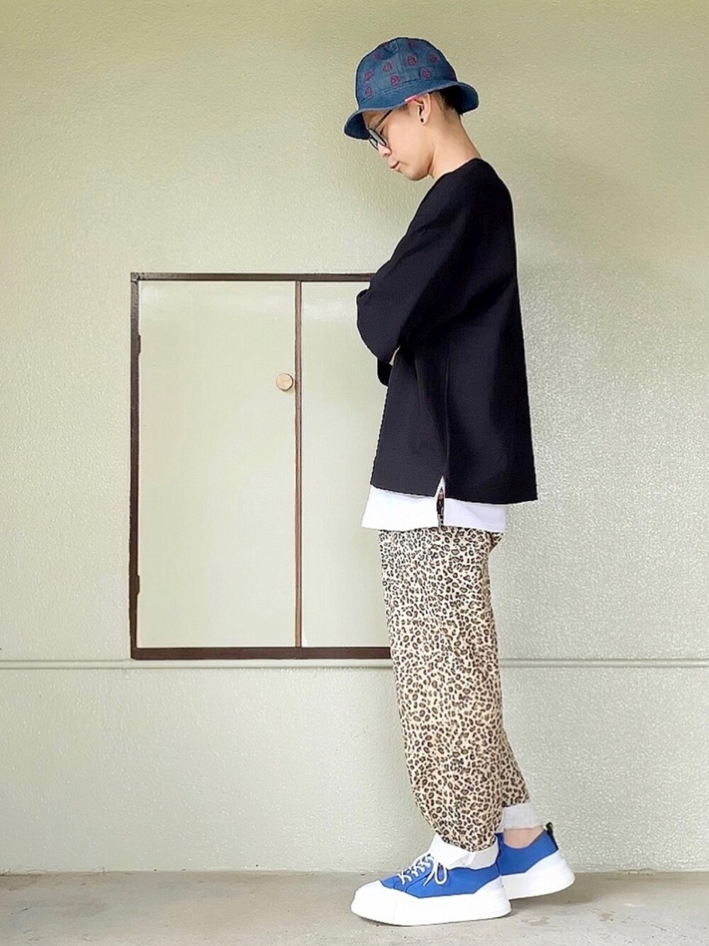ブルー系のスニーカー、その他のパンツ、ホワイト系のタンクトップを着用したメンズの夏コーディネートの1枚目の写真