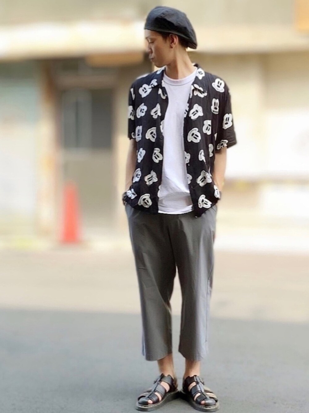 ブラック系のサンダル、グレー系のその他パンツ、ブラック系のシャツ/ブラウスを着用したメンズの夏コーディネートの1枚目の写真