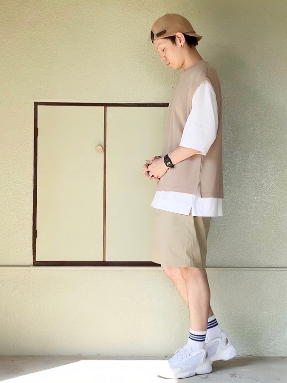 ホワイト系のスニーカー、ベージュ系のパンツ、ホワイト系のTシャツ/カットソーを着用したメンズの秋コーディネートの1枚目の写真