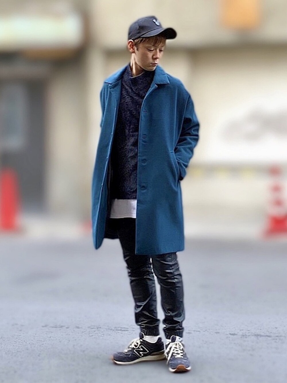 ブルー系のスニーカー、ブラック系のデニムパンツ、ホワイト系のタンクトップを着用したメンズの冬コーディネートの1枚目の写真