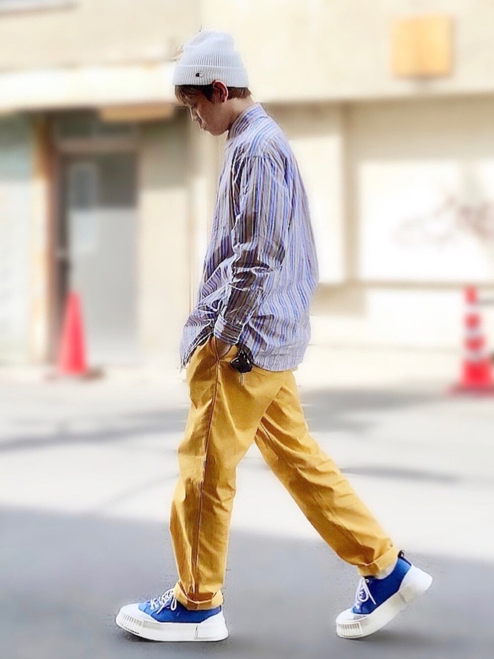 ブルー系のスニーカー、イエロー系のその他パンツ、ブルー系のシャツ/ブラウスを着用したメンズの春コーディネートの1枚目の写真