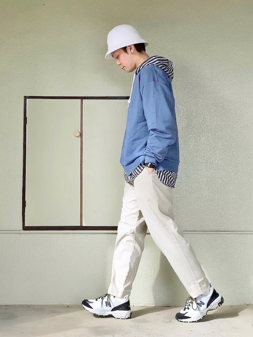 グレー系のスニーカー、ベージュ系のその他パンツ、ブラック系のシャツ/ブラウスを着用したメンズの春コーディネートの1枚目の写真