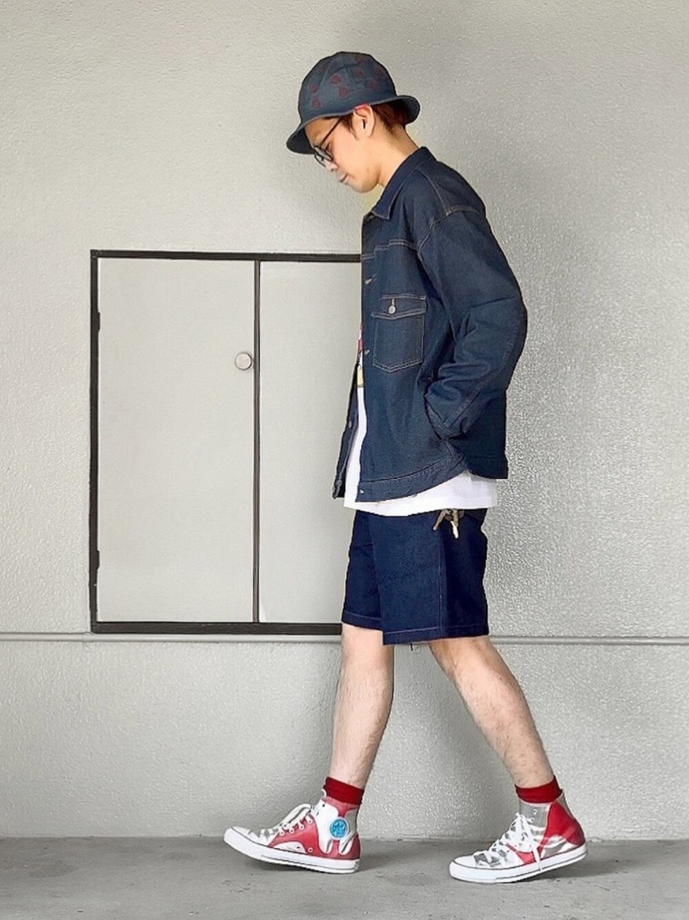 シルバー系のスニーカー、ブルー系のその他パンツ、ホワイト系のTシャツ/カットソーを着用したメンズの春コーディネートの1枚目の写真