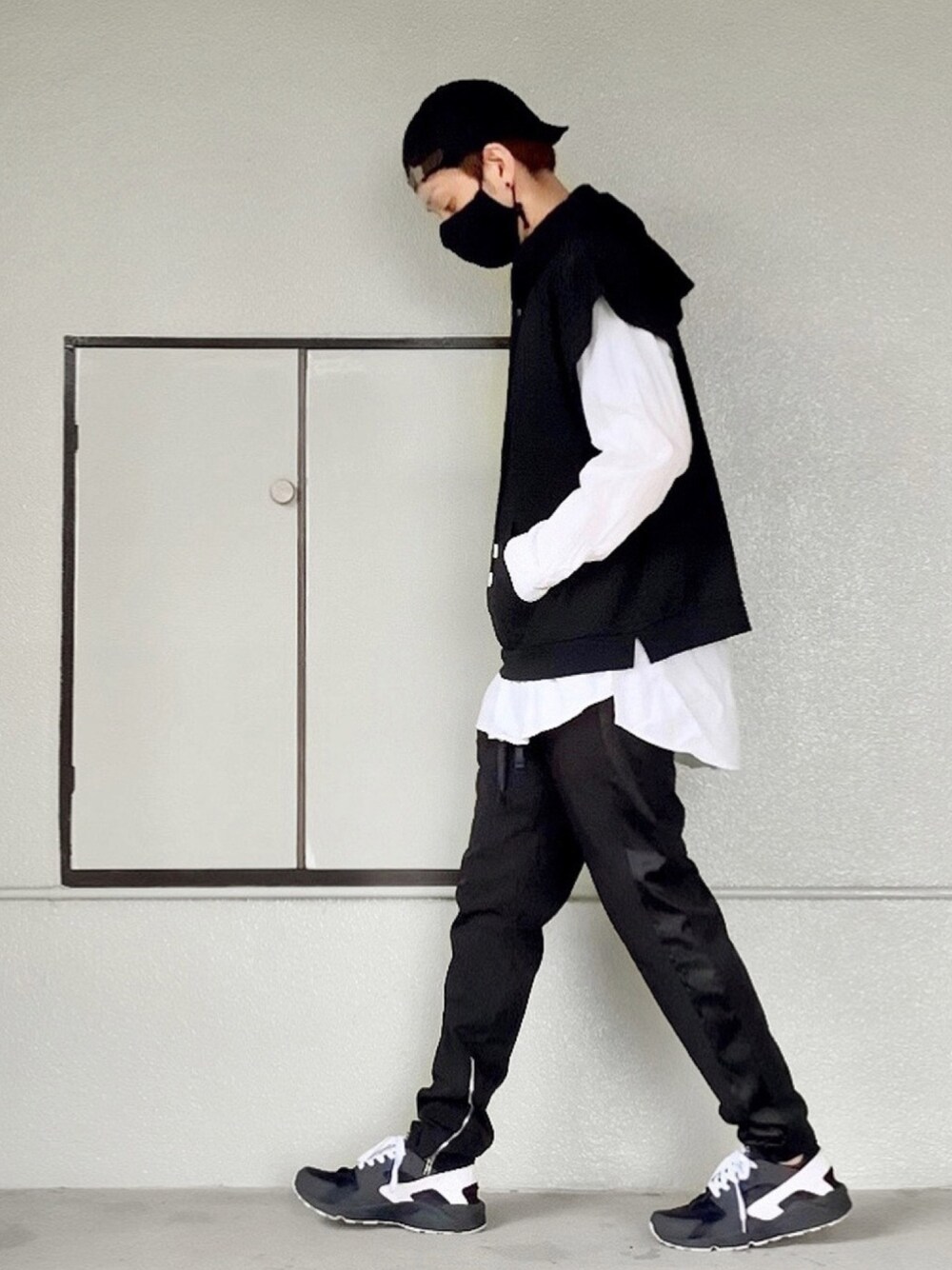 ブラック系のスニーカー、ブラック系のパンツ、ホワイト系のシャツ/ブラウスを着用したメンズの春コーディネートの1枚目の写真