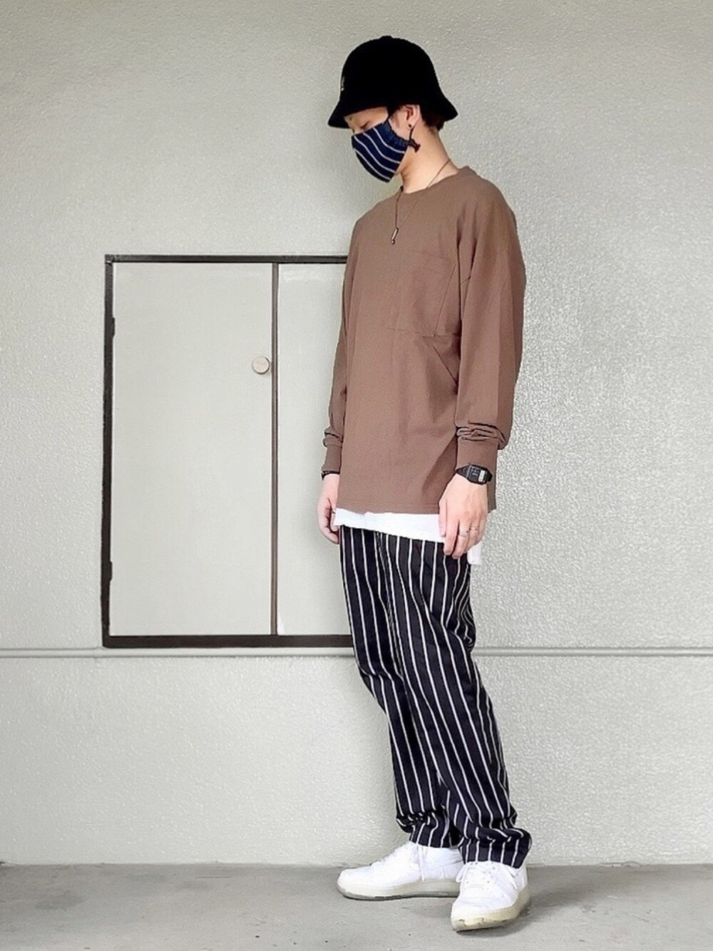 ホワイト系のスニーカー、ブラック系のその他パンツ、ホワイト系のタンクトップを着用したメンズの春コーディネートの1枚目の写真