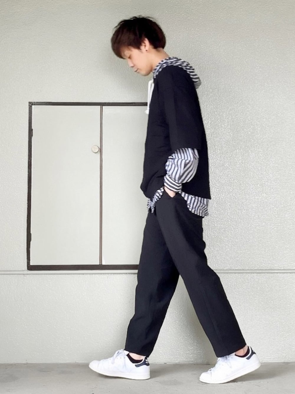 ホワイト系のスニーカー、ブラック系のスラックス、ブラック系のシャツ/ブラウスを着用したメンズの夏コーディネートの1枚目の写真