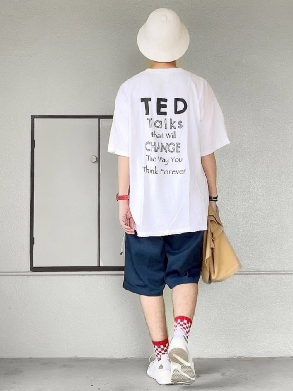 ホワイト系のスニーカー、ブルー系のパンツ、ホワイト系のTシャツ/カットソーを着用したメンズの夏コーディネートの1枚目の写真