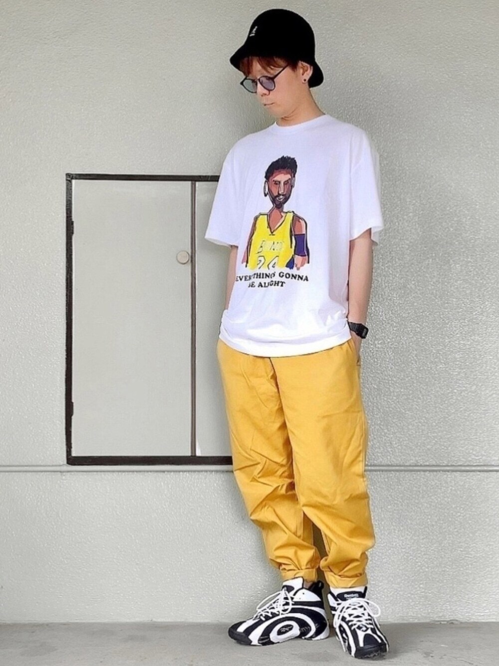 ブラック系のスニーカー、イエロー系のその他パンツ、ホワイト系のTシャツ/カットソーを着用したメンズの夏コーディネートの1枚目の写真