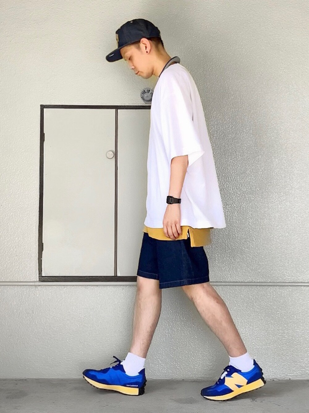 ブルー系のスニーカー、ブルー系のその他パンツ、ホワイト系のタンクトップを着用したメンズの夏コーディネートの1枚目の写真