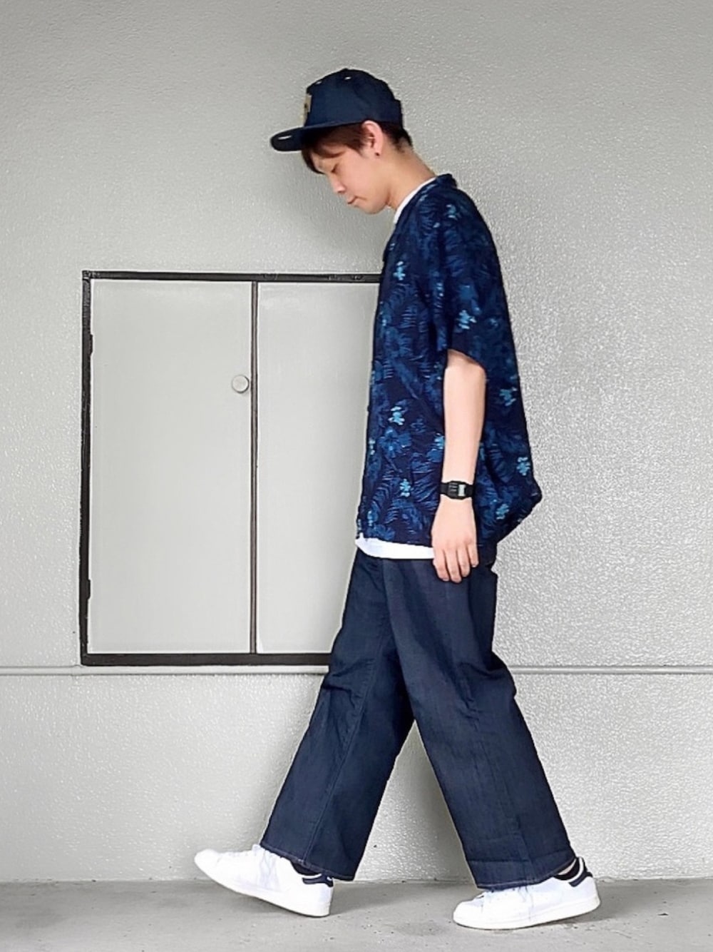 ブルー系のシャツ/ブラウス、ブルー系のデニムパンツ、ホワイト系のスニーカーを着用したメンズの夏コーディネートの1枚目の写真