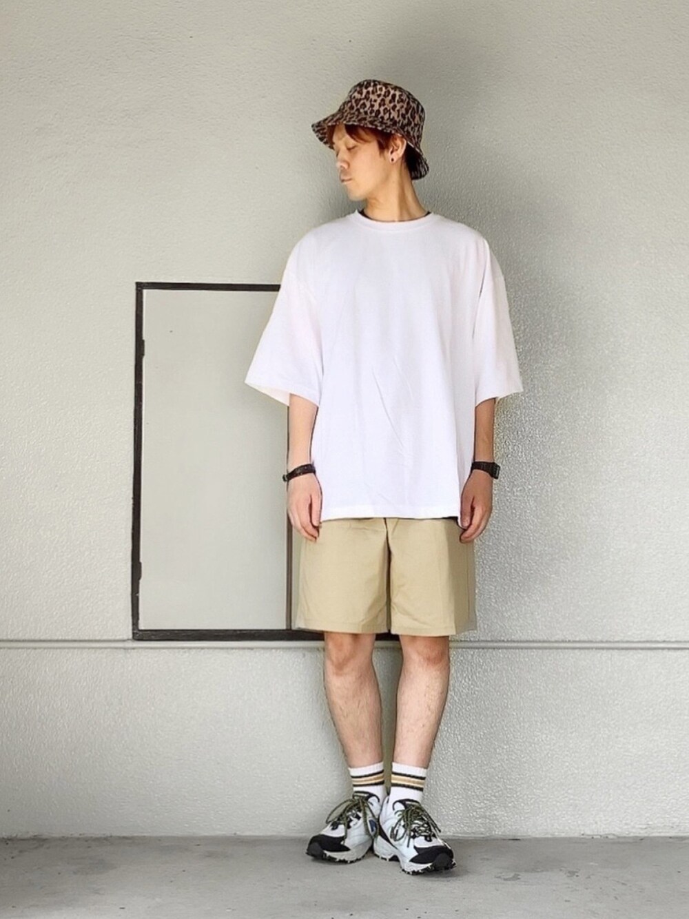 「バケットハット、レオパード、ビッグT、ビッグシルエット、オーバーサイズ、ショートパンツ、ハーフパンツ、ラインソックス、New Balance、リラックススタイル」｜「VISION STREET WEARの【VISION】総柄バケットハット（ハット、その他）」を使った、サマルさん（メンズ・175cm）の夏コーディネートの1枚目の写真