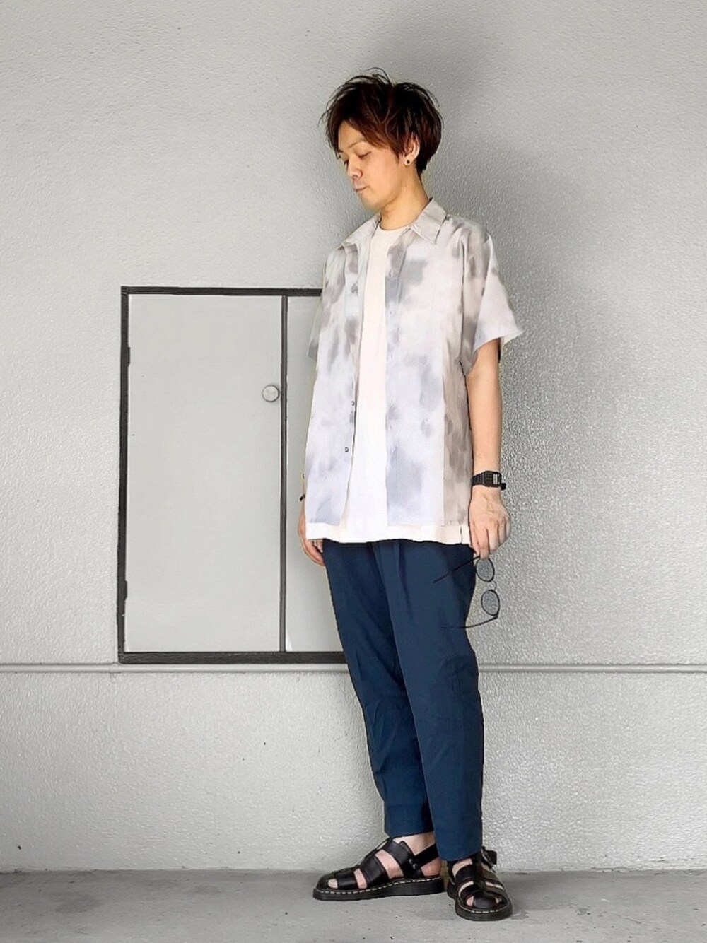 ブルー系のシャツ/ブラウス、ホワイト系のTシャツ/カットソー、ブルー系のその他パンツを着用したメンズの夏コーディネートの1枚目の写真