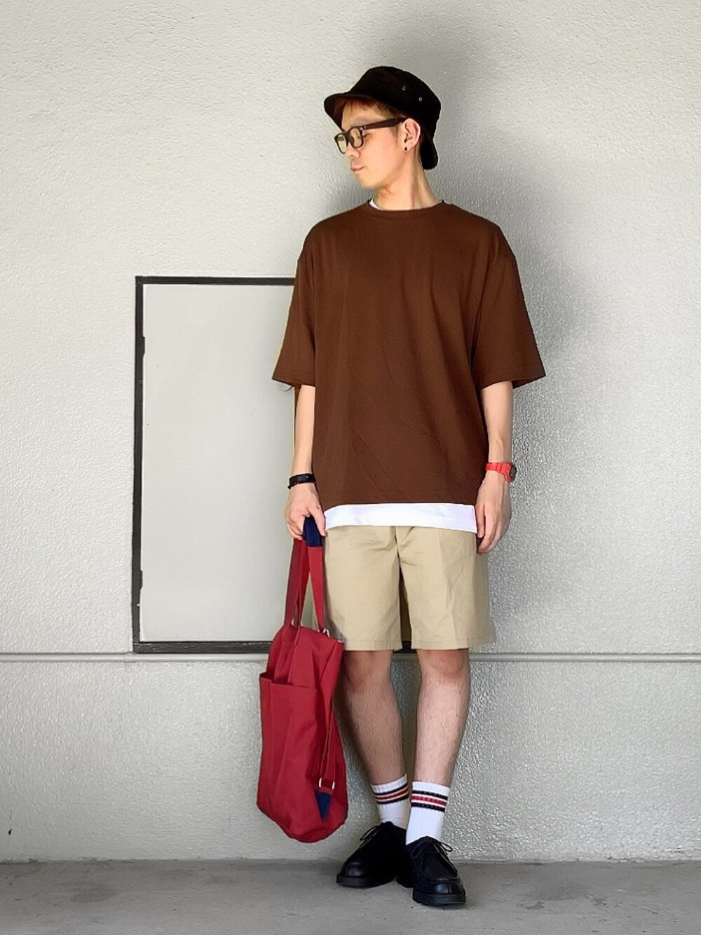 ブラウン系のTシャツ/カットソー、ホワイト系のTシャツ/カットソー、ベージュ系のパンツを着用したメンズの夏コーディネートの1枚目の写真