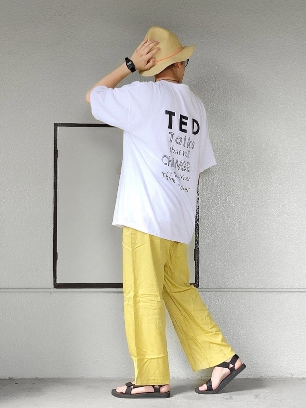 ホワイト系のTシャツ/カットソー、イエロー系のその他パンツ、ブラック系のサンダルを着用したメンズの夏コーディネートの1枚目の写真