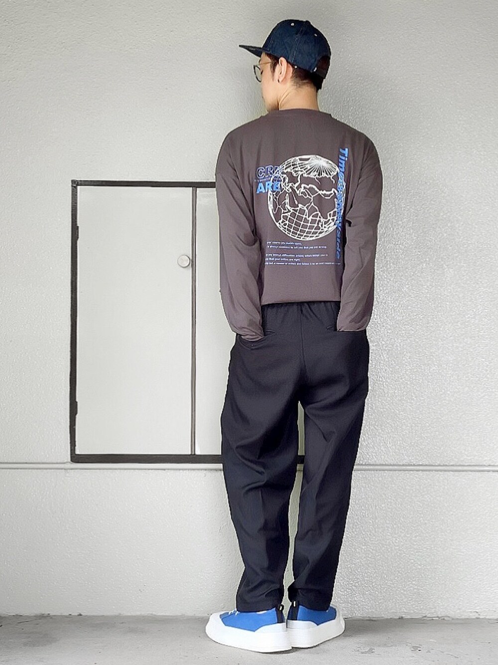 グレー系のTシャツ/カットソー、ブラック系のテーラードジャケット、ブルー系のスニーカーを着用したメンズの秋コーディネートの1枚目の写真