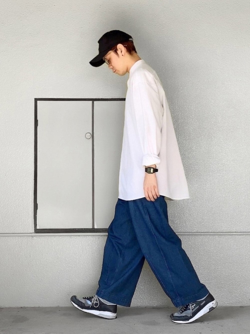 ホワイト系のシャツ/ブラウス、ブルー系のその他パンツ、ブラック系のスニーカーを着用したメンズの秋コーディネートの1枚目の写真