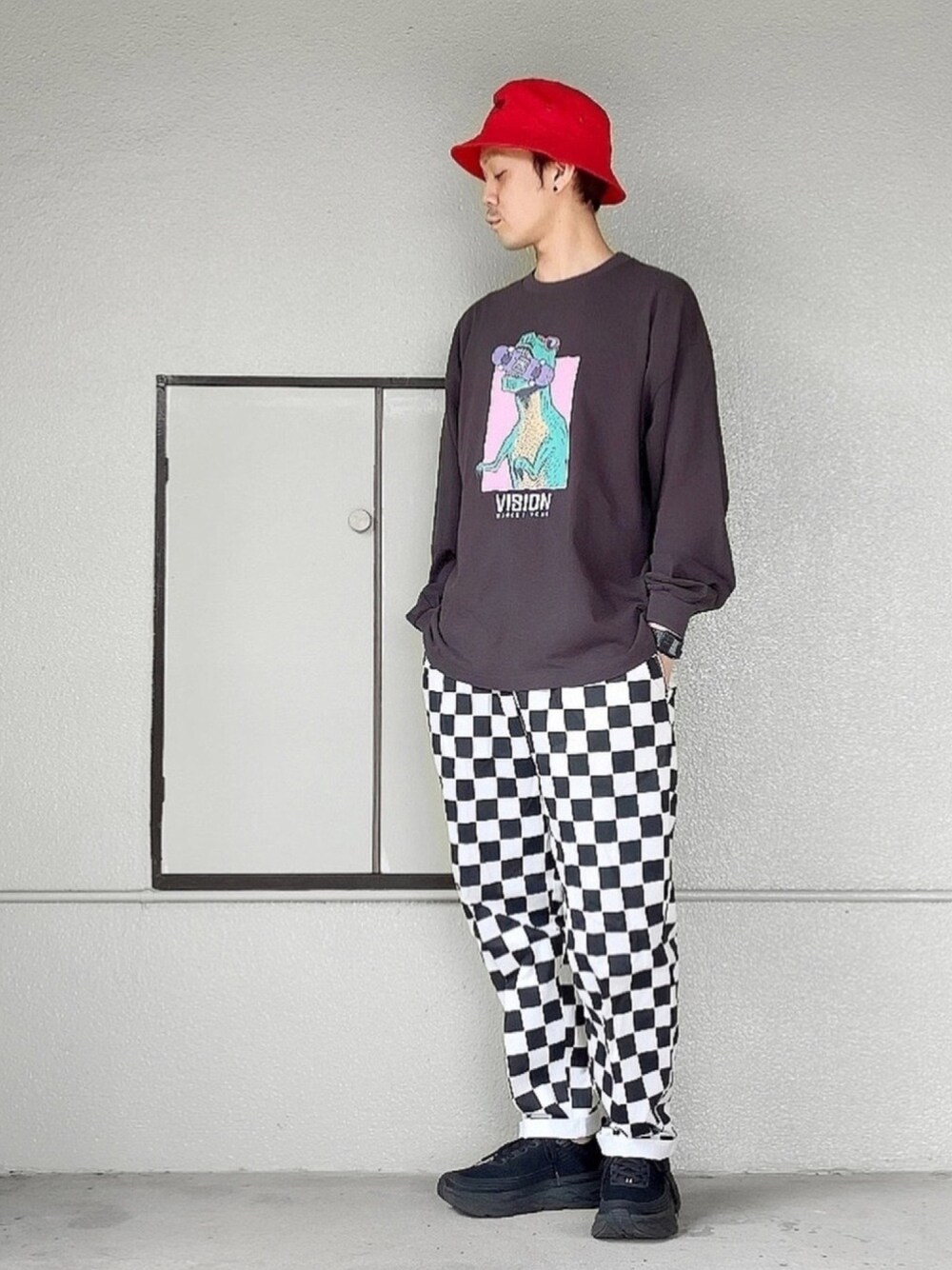 グレー系のTシャツ/カットソー、ブラック系のその他パンツ、ブラック系のスニーカーを着用したメンズの秋コーディネートの1枚目の写真