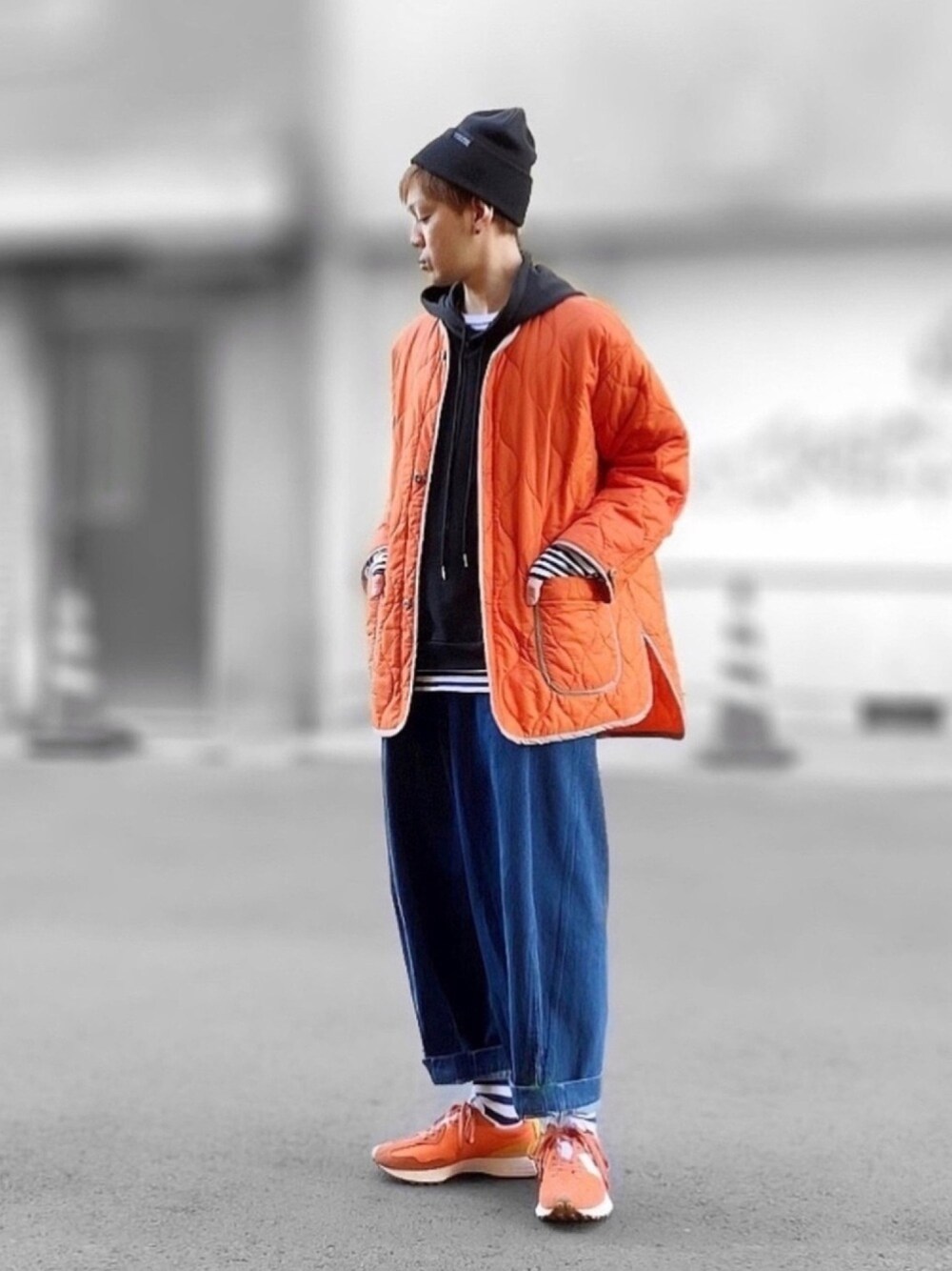 オレンジ系のミリタリージャケット、ブラック系のTシャツ/カットソー、その他のTシャツ/カットソーを着用したメンズの秋コーディネートの1枚目の写真